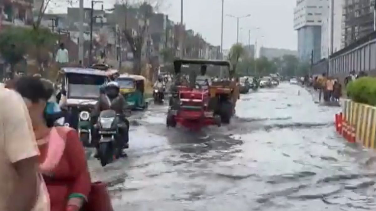 Delhi Rains Traffic Snarls Waterlogging At Several Areas As Rain Lashes Parts Of Delhi Ncr Watch 1066